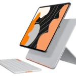Bàn phím Logitech Flip Folio màu Xám Nhạt (Pale Grey) tách rời, với iPad đang đặt trên chân đế điều chỉnh góc