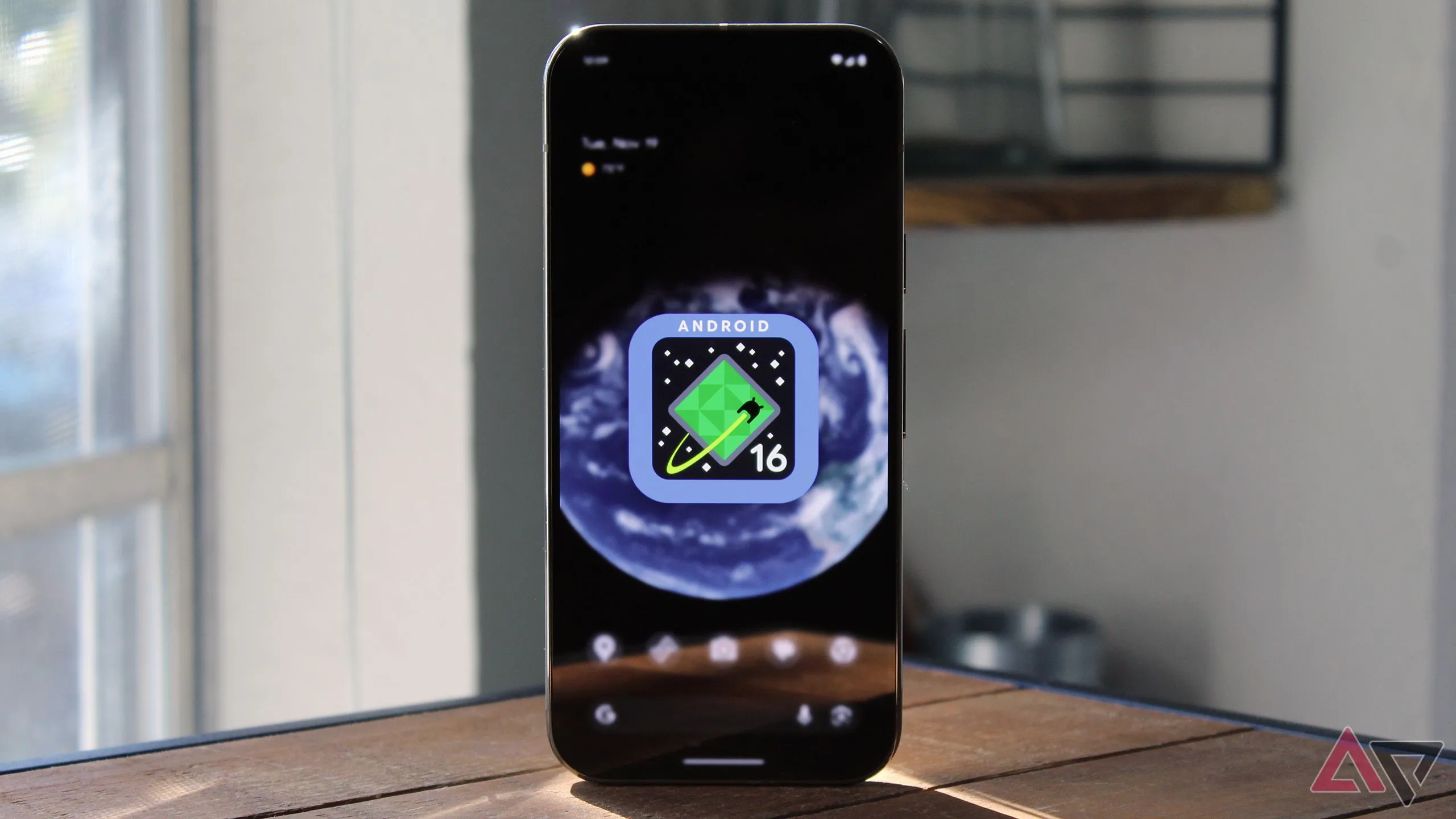 Biểu tượng Android 16 hiển thị trên điện thoại Google Pixel, tượng trưng cho hệ điều hành mới.