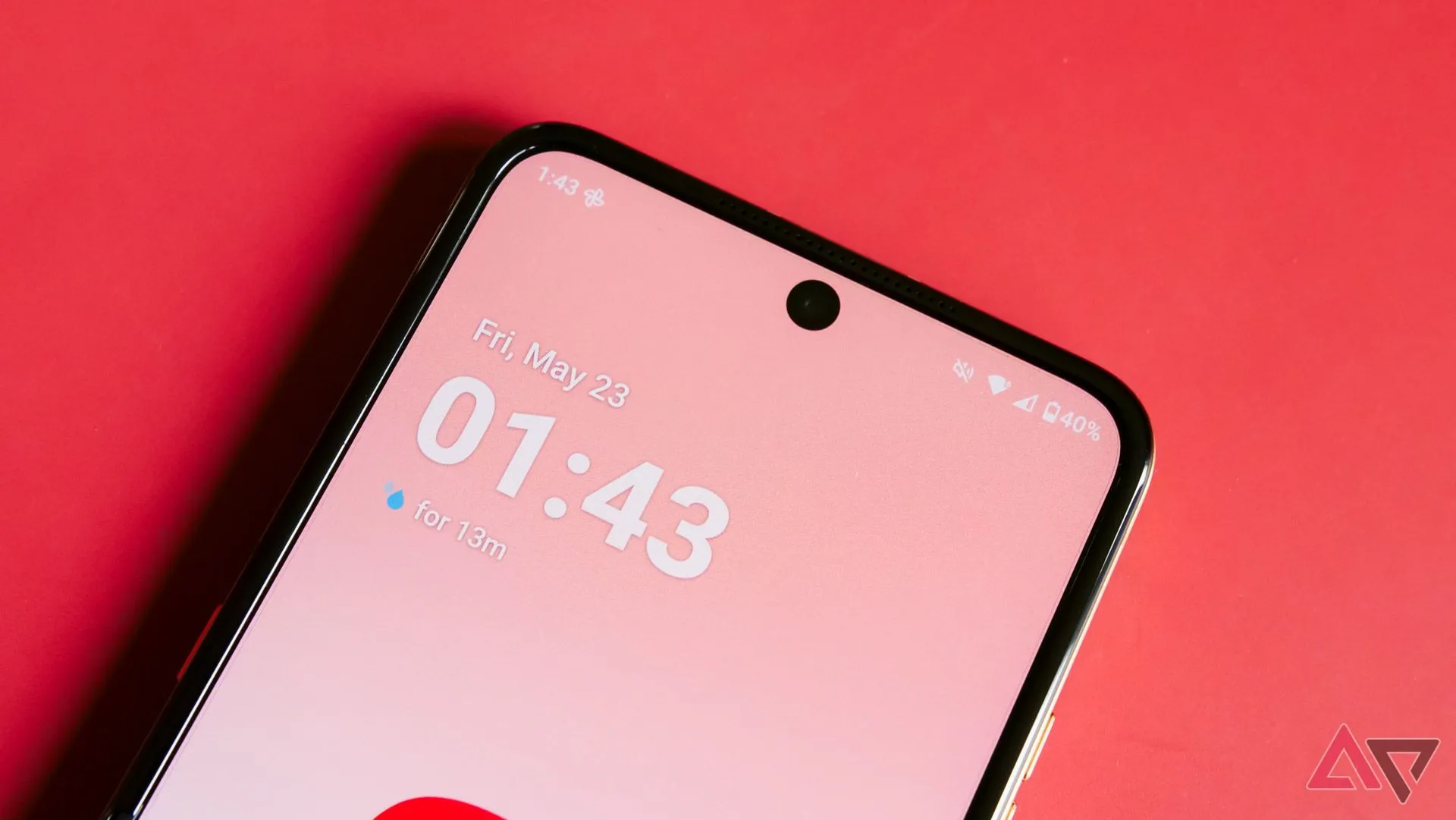 Chiếc điện thoại gập Motorola Razr Ultra đang mở ra