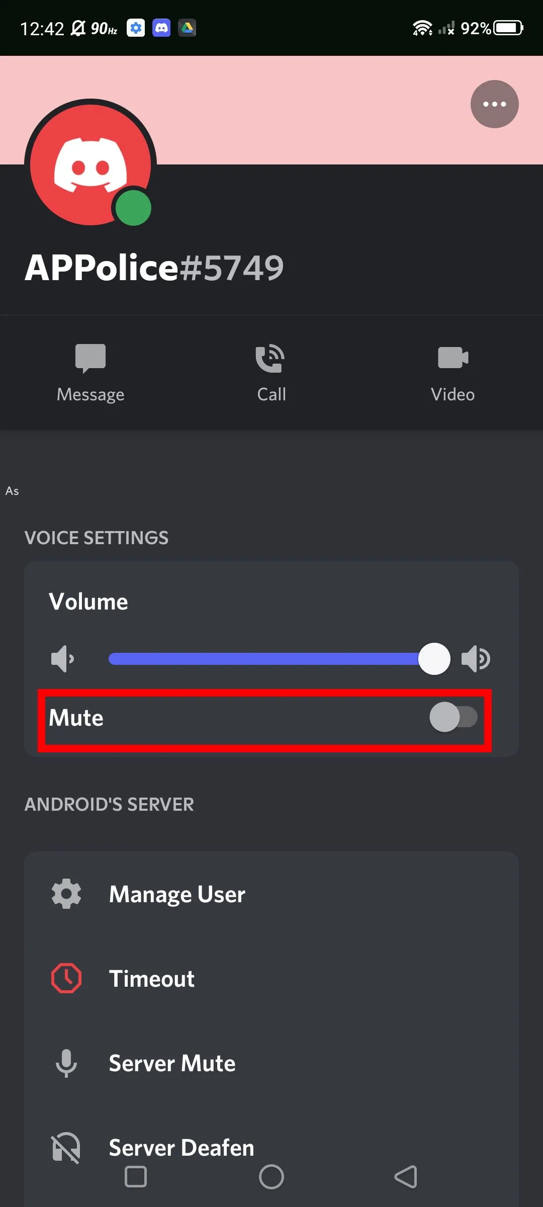 Chọn tùy chọn tắt tiếng khi nhấn giữ người dùng Discord trên điện thoại