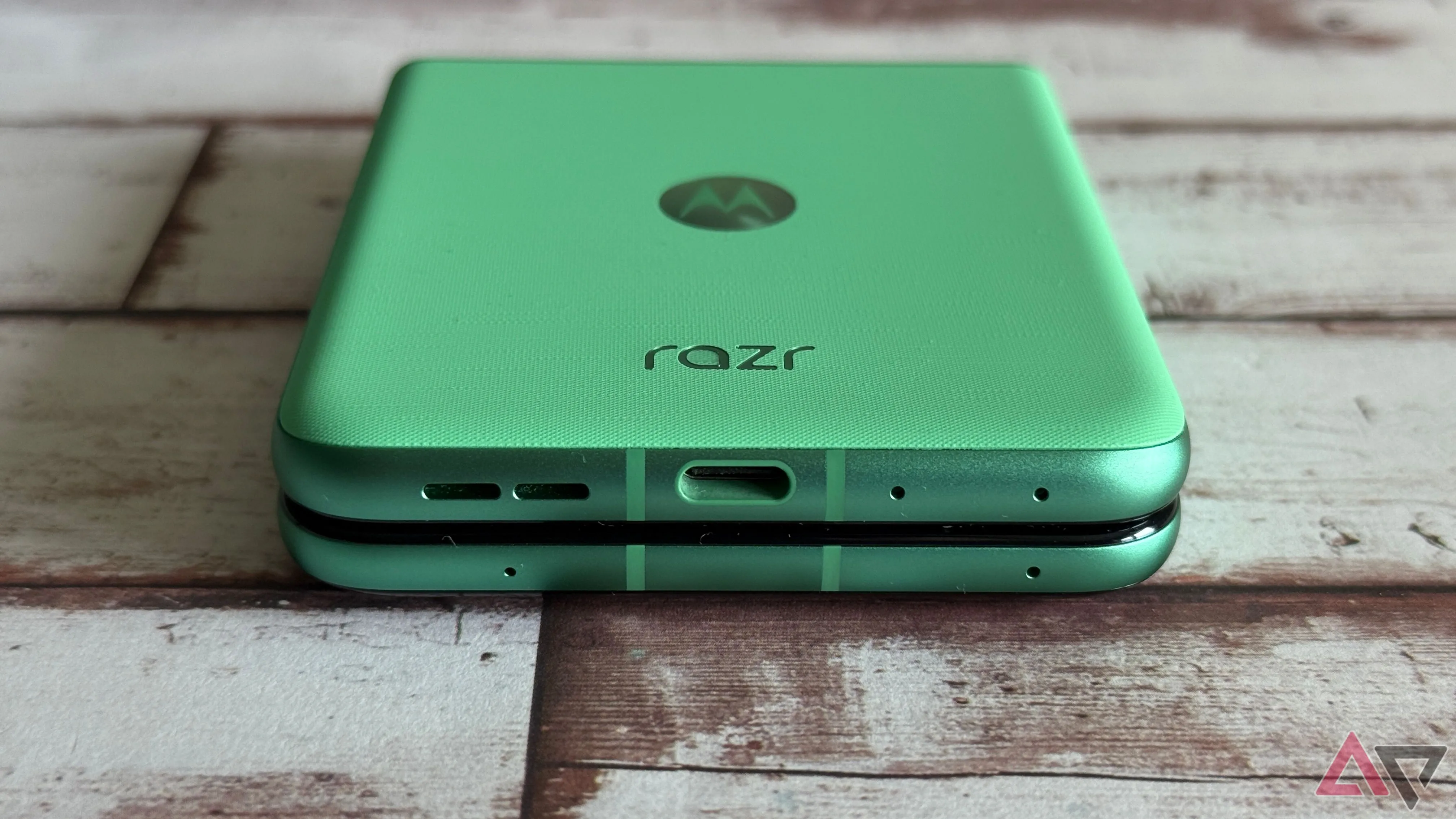 Cổng sạc USB-C và loa ngoài trên Motorola Razr 2025