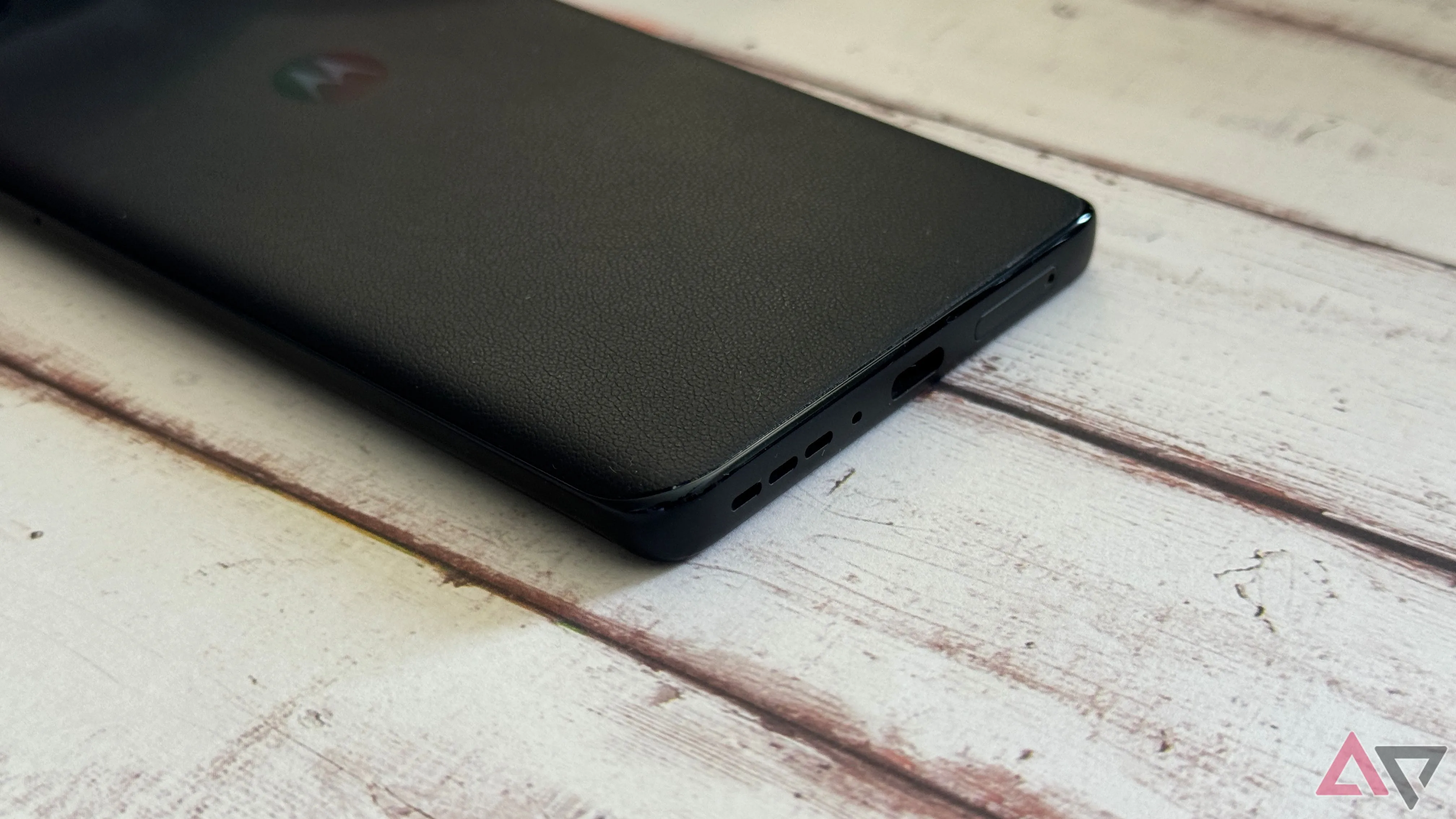 Cổng USB-C trên điện thoại Moto Edge, minh họa khả năng sạc nhanh