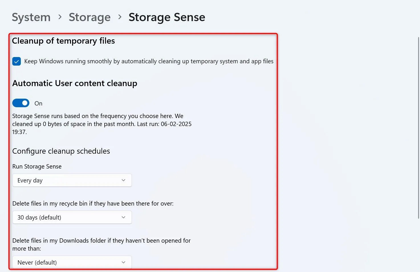 Cửa sổ cài đặt Storage Sense trong Windows 11, hiển thị các tùy chọn cấu hình dọn dẹp.