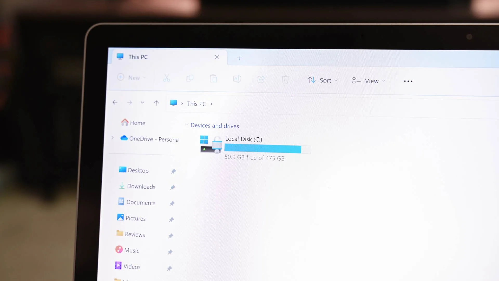 Cửa sổ File Explorer trên Windows hiển thị các thư mục trong ổ C:.