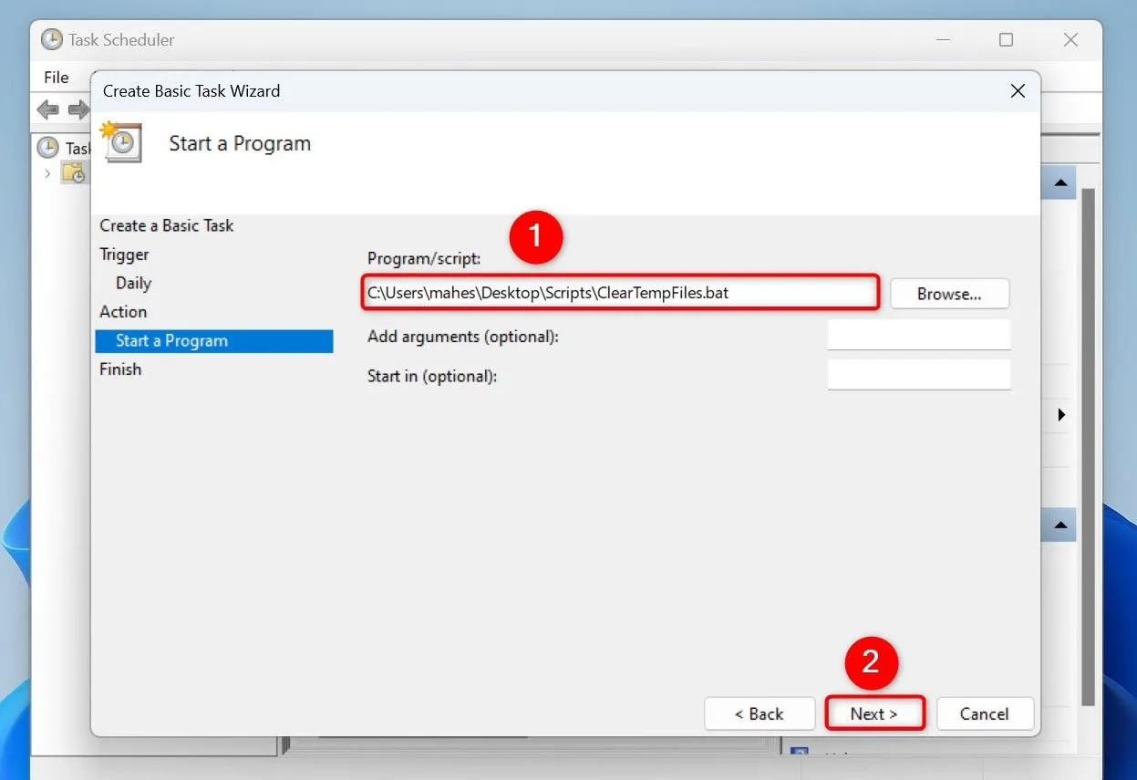 Cửa sổ Task Scheduler hiển thị bước chọn chương trình/script để chạy, với đường dẫn file .bat được nhập.
