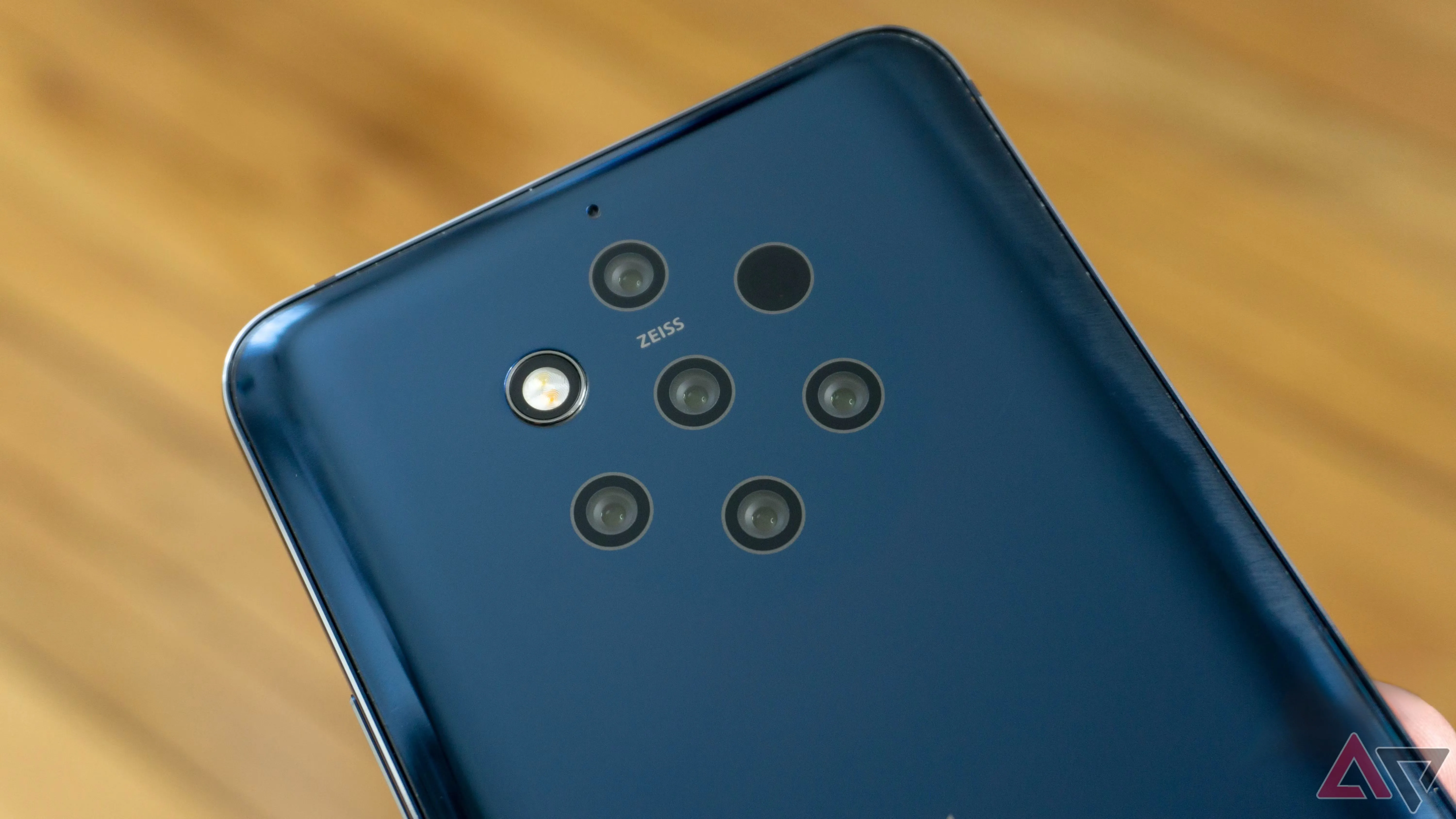 Cụm 5 camera độc đáo ở mặt lưng Nokia 9 PureView