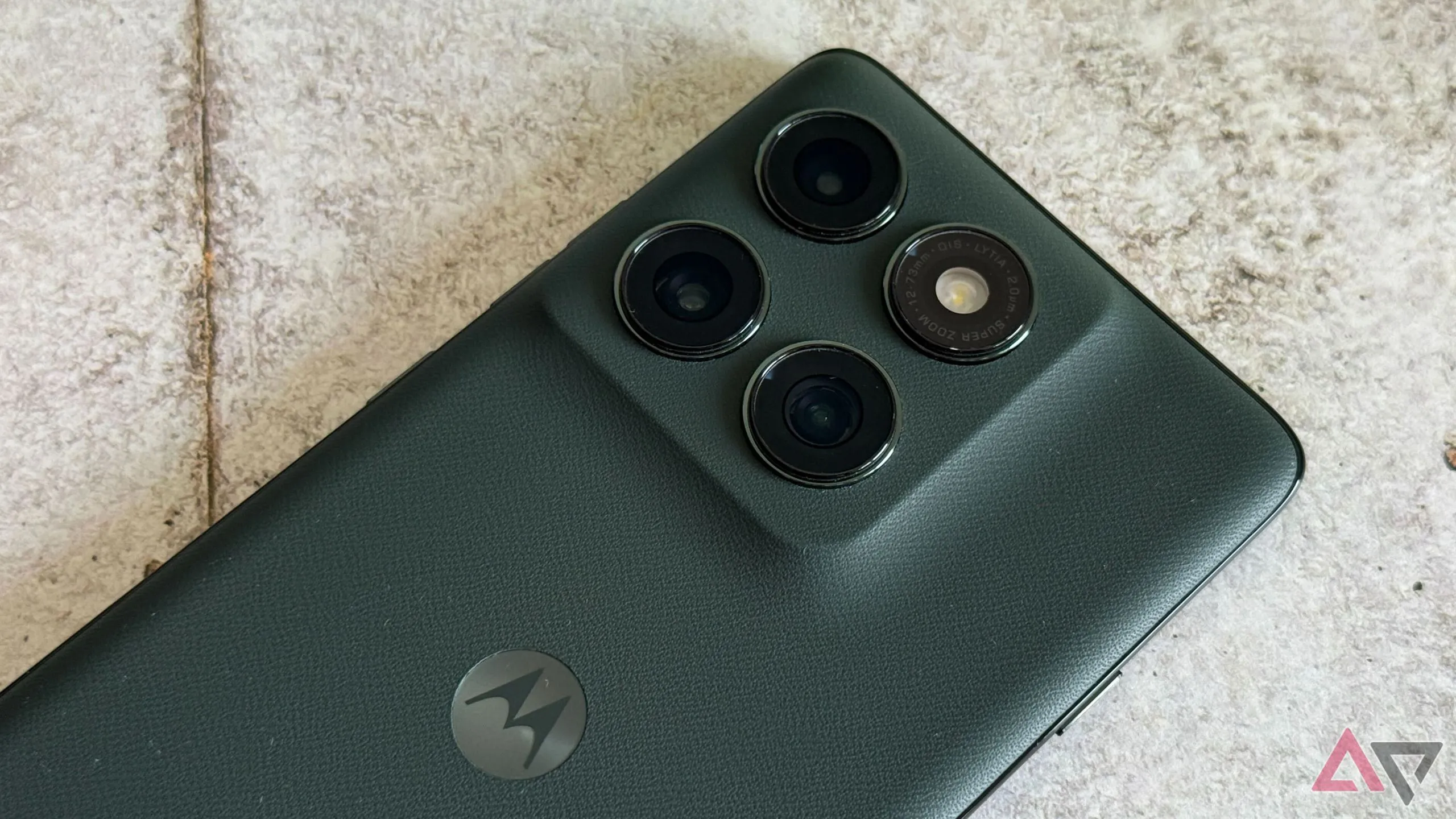 Cụm camera phía sau của Motorola Edge 2025, hiển thị ba ống kính chính