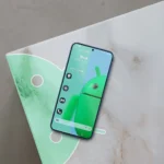 Điện thoại Android với màn hình chính được tùy chỉnh