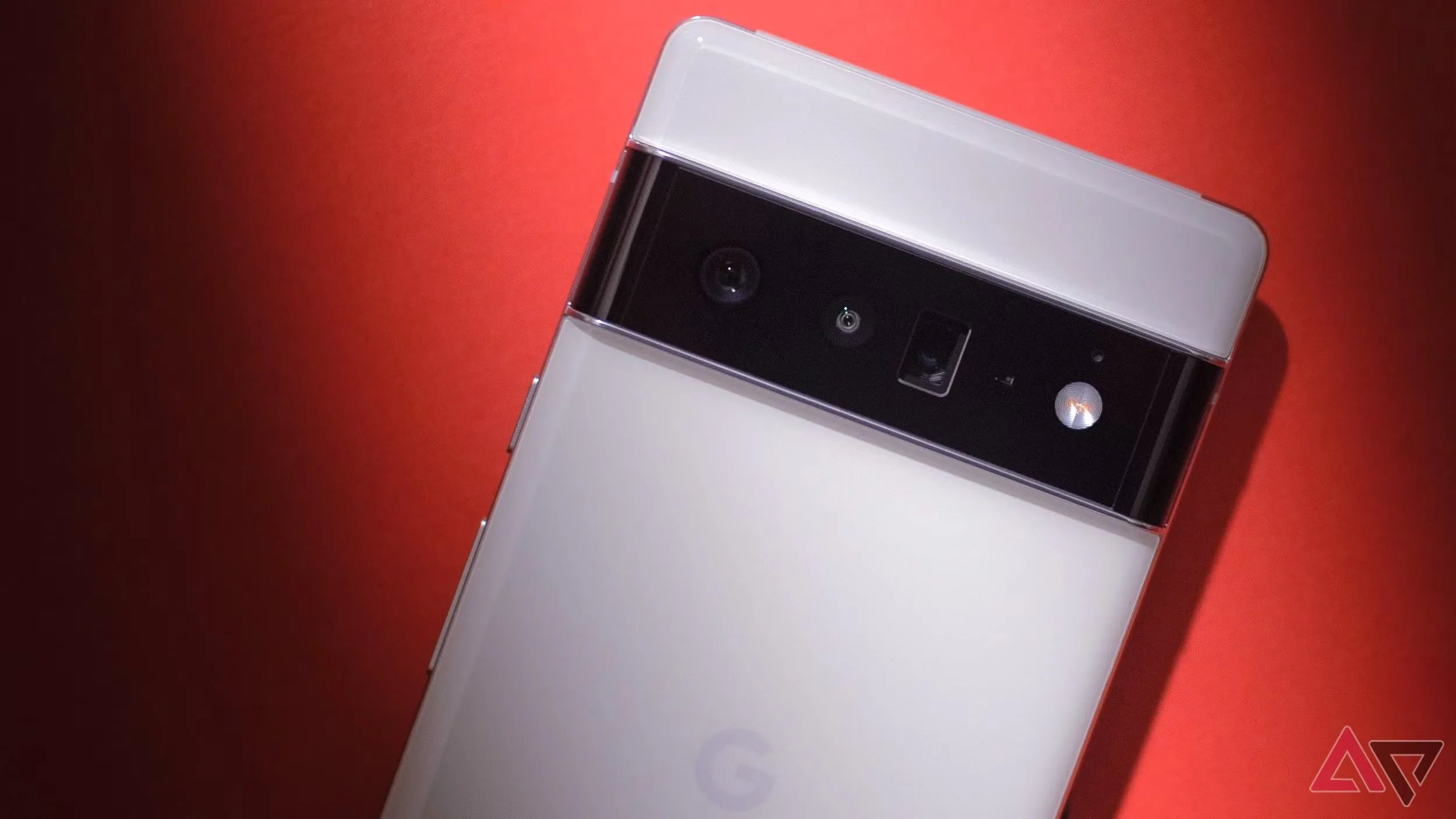 Điện thoại Google Pixel 6 Pro trên nền đỏ, minh họa thế hệ Pixel bắt đầu kỷ nguyên Tensor.