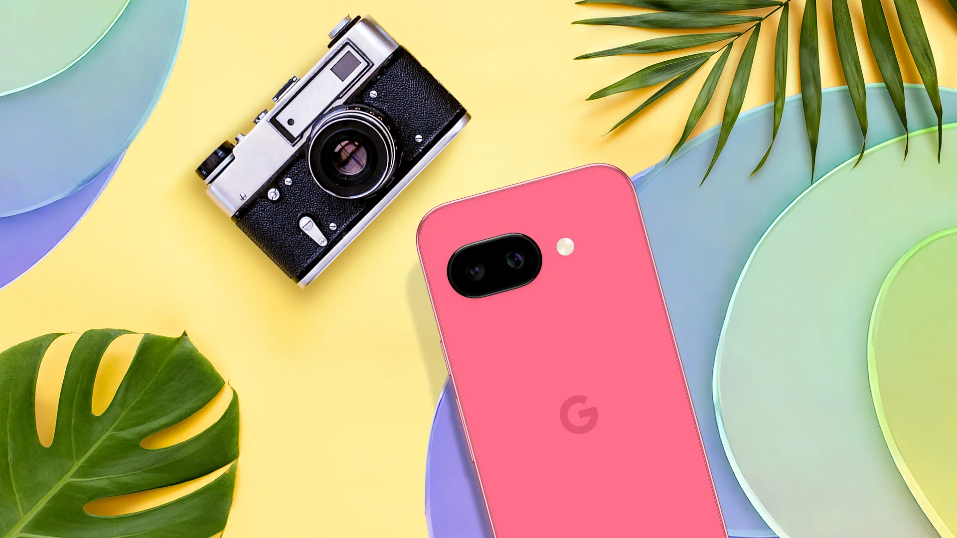 Điện thoại Google Pixel 9a bên cạnh máy ảnh kỹ thuật số, so sánh khả năng chụp ảnh di động.