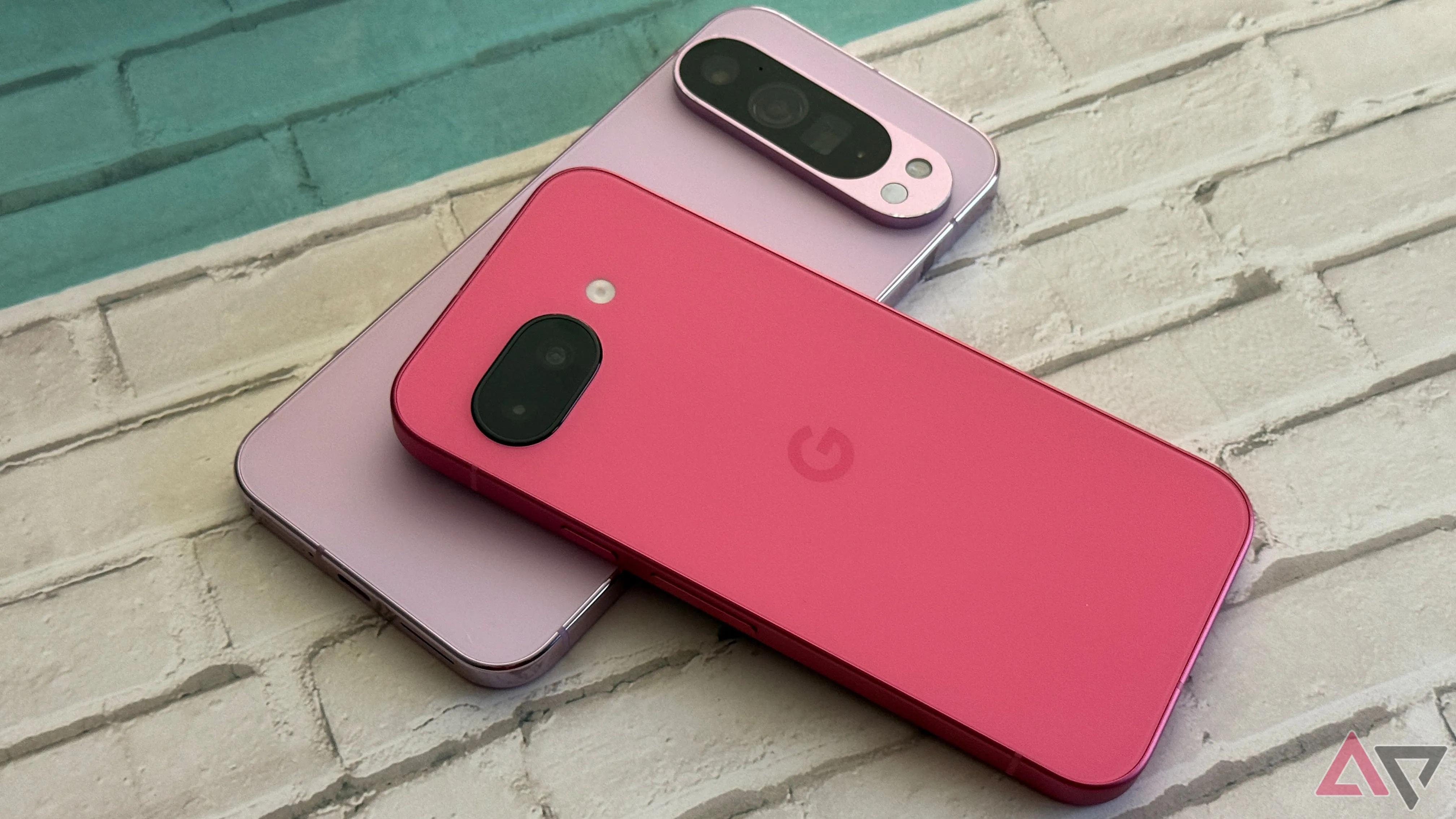 Điện thoại Google Pixel 9a đặt trên Google Pixel 9 Pro XL