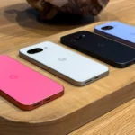 Điện thoại Google Pixel 9a với bốn màu khác nhau đặt úp mặt trên bàn
