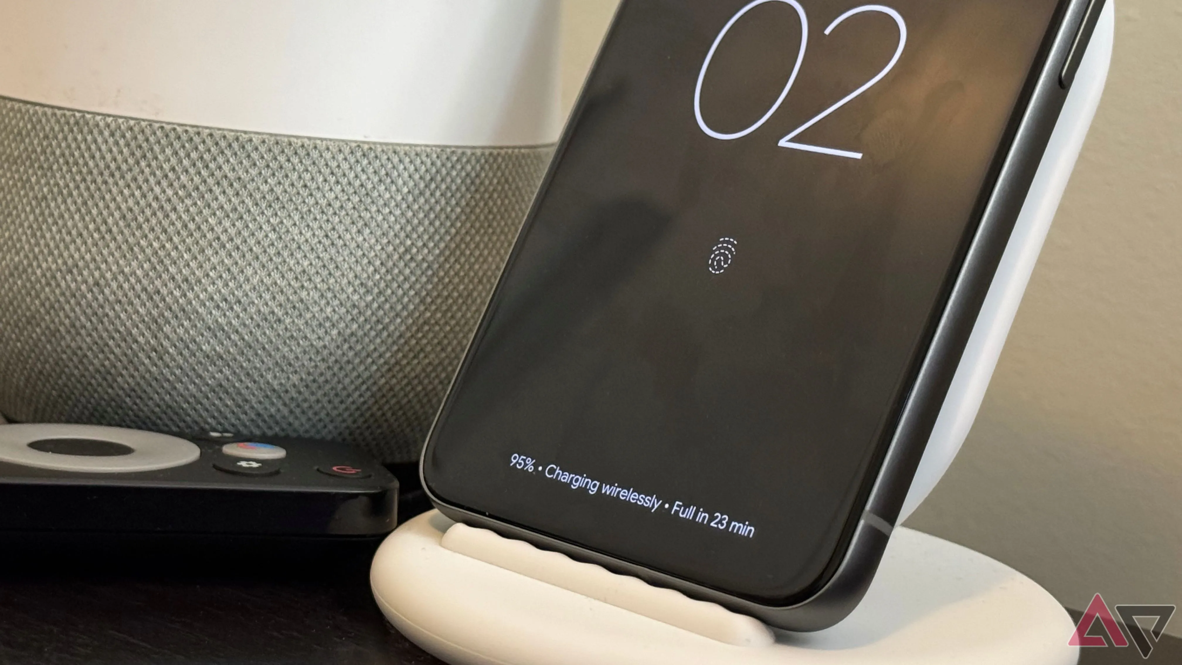 Điện thoại Google Pixel đang sạc trên đế sạc không dây