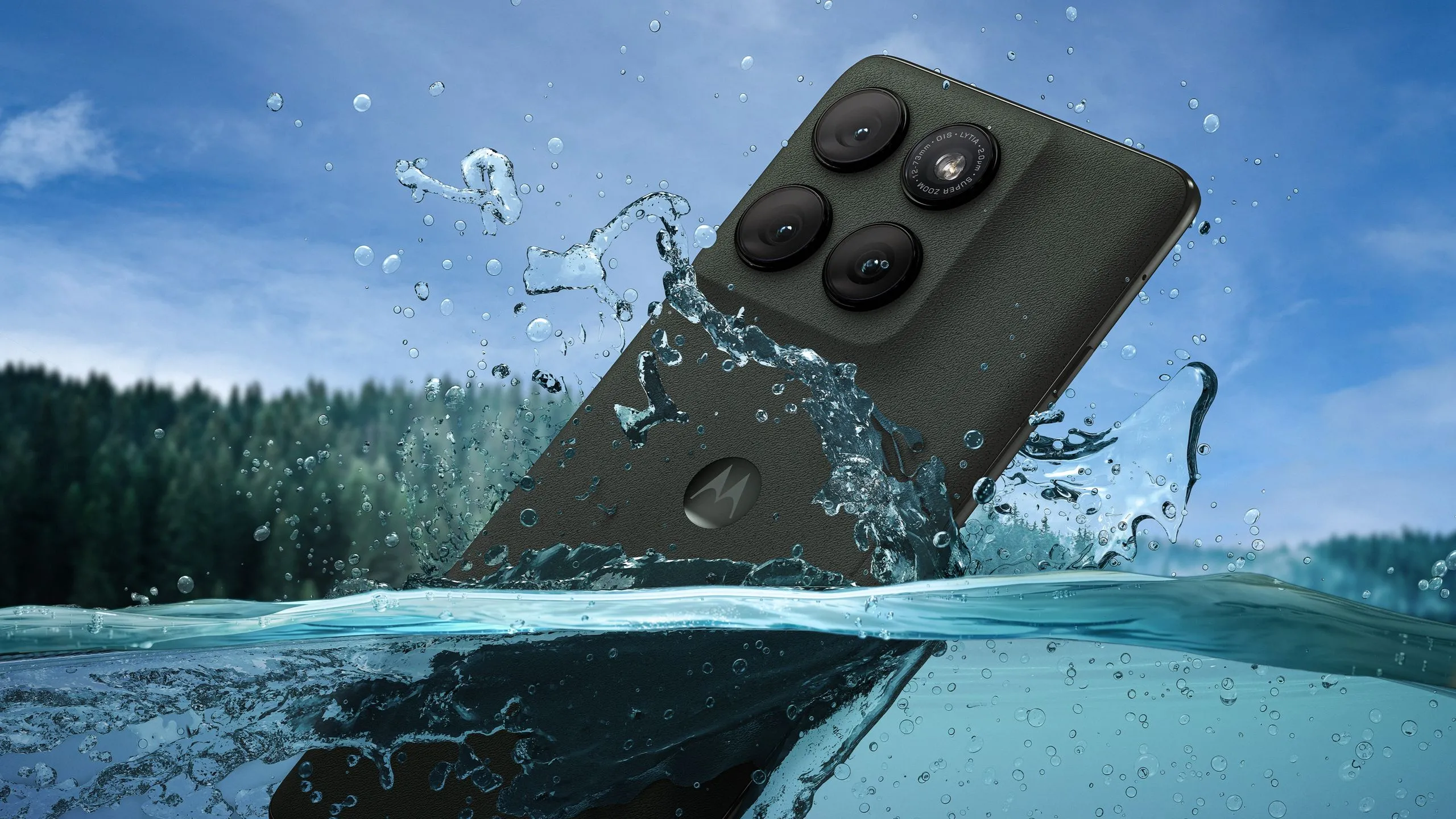 Điện thoại Moto Edge 2025 được ngâm trong nước, minh họa khả năng chống nước IP68