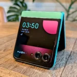 Điện thoại Moto Razr 2025 gập ở chế độ lều, minh họa màn hình phụ bên ngoài.