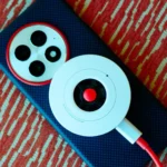 Điện thoại OnePlus 13 sử dụng ốp lưng và đế sạc hỗ trợ nam châm Qi2