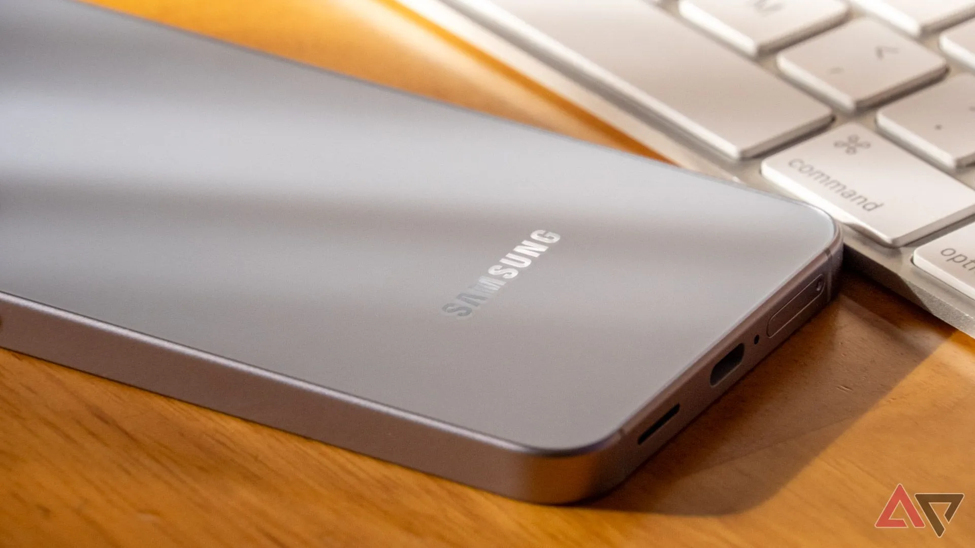 Điện thoại Samsung Galaxy S25 đặt úp, hiển thị logo Samsung