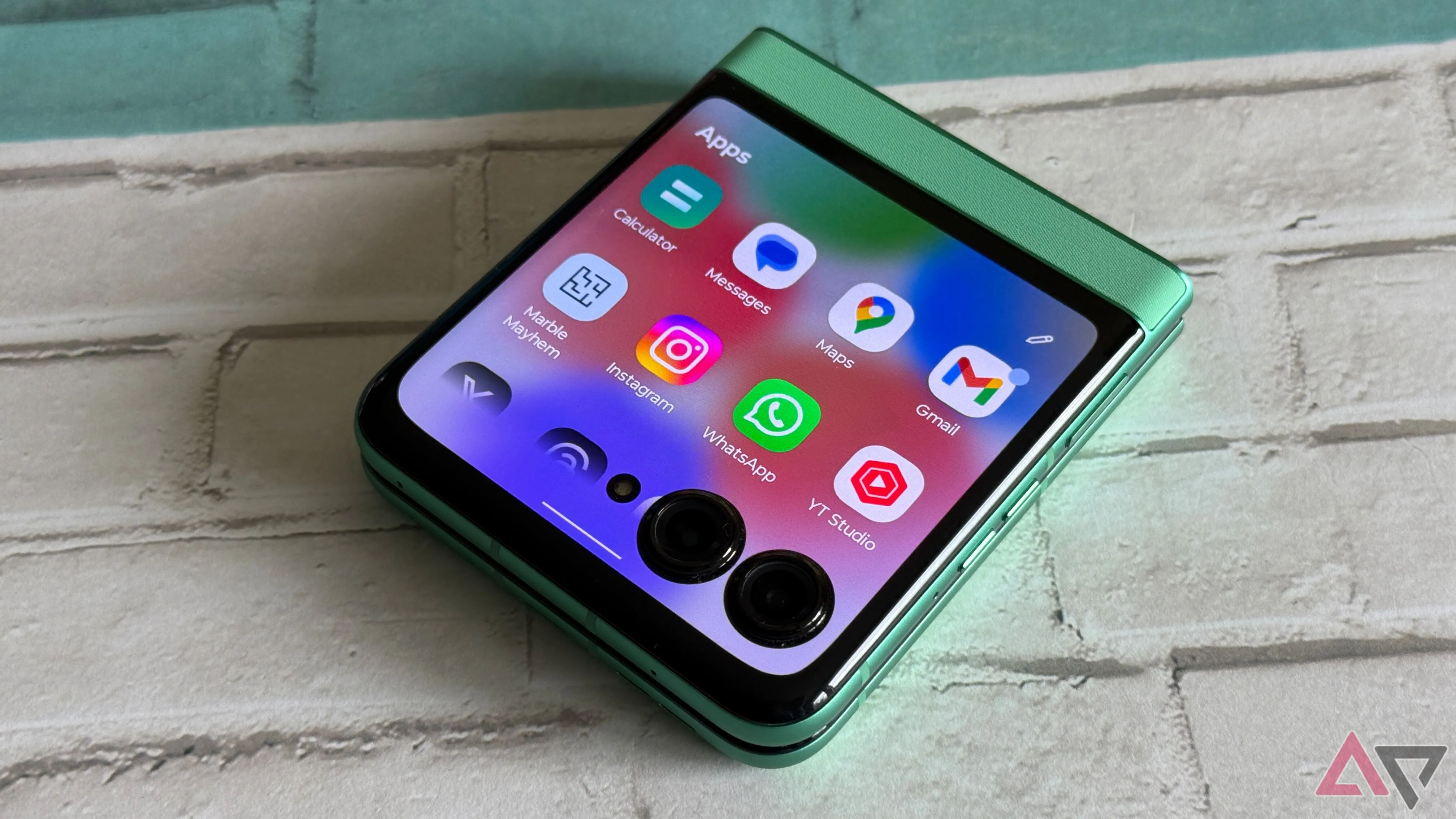 Giao diện bảng ứng dụng trên màn hình ngoài Motorola Razr 2025