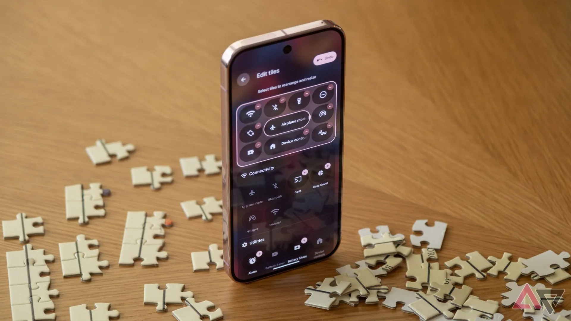 Giao diện cài đặt nhanh trên Google Pixel 9 Pro đặt cạnh các mảnh ghép