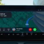 Giao diện CarPlay iOS 26 hiển thị định vị và thông báo cuộc gọi nhỏ gọn phía dưới màn hình
