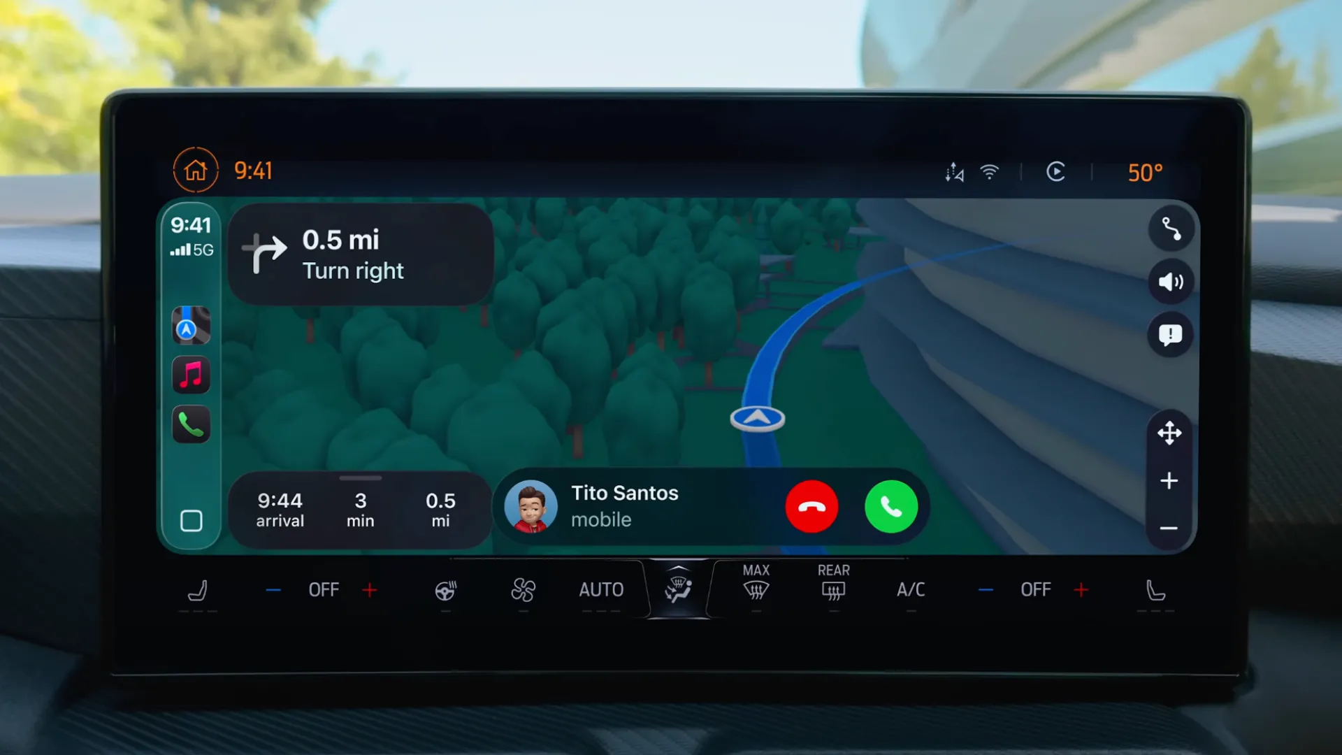 Giao diện CarPlay iOS 26 hiển thị định vị và thông báo cuộc gọi nhỏ gọn phía dưới màn hình