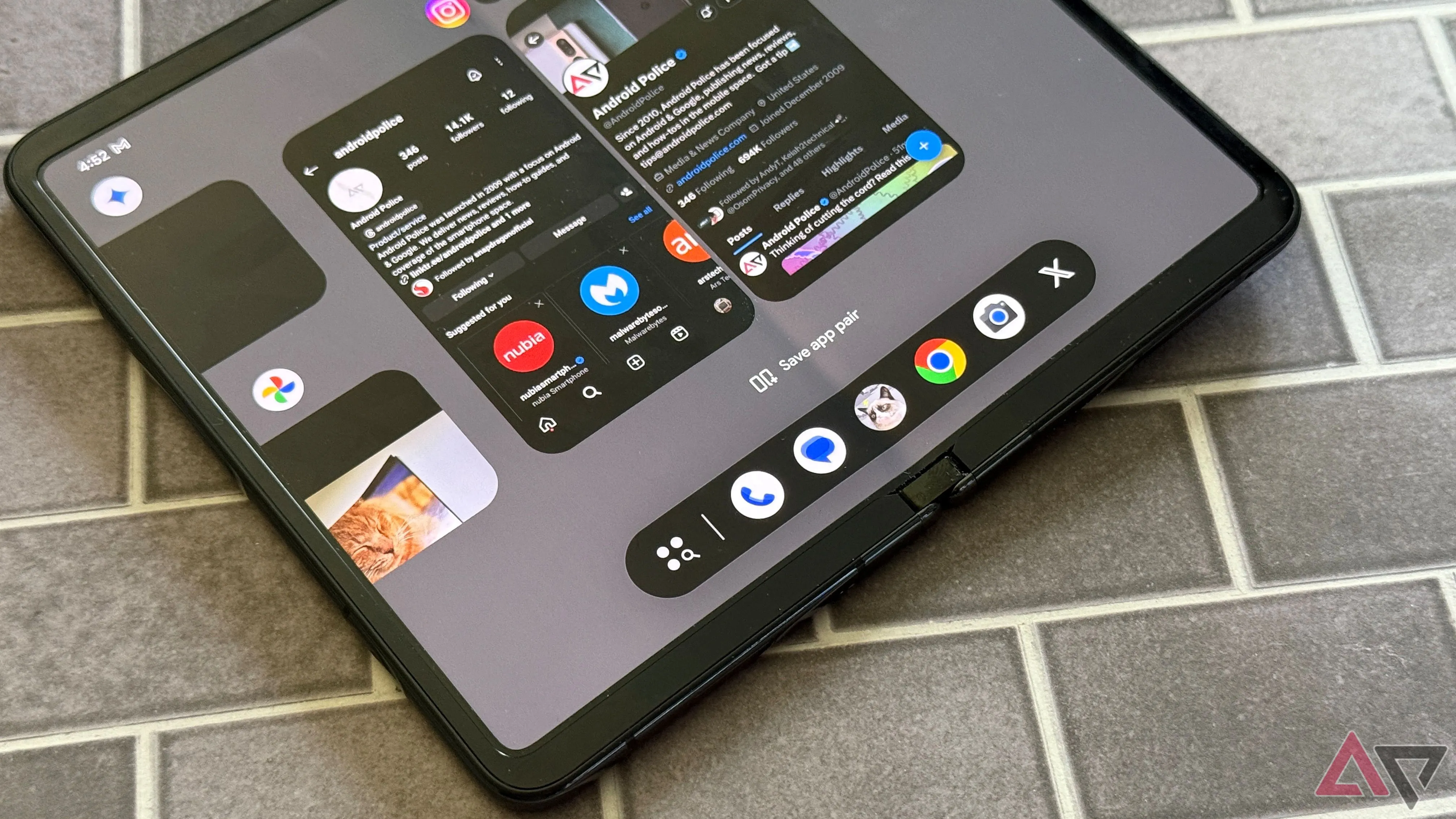 Giao diện chia đôi màn hình (App Pair) hiển thị hai ứng dụng chạy song song trên màn hình trong của Google Pixel Fold.