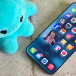 Giao diện iOS trên iPhone, đại diện cho hệ điều hành Apple