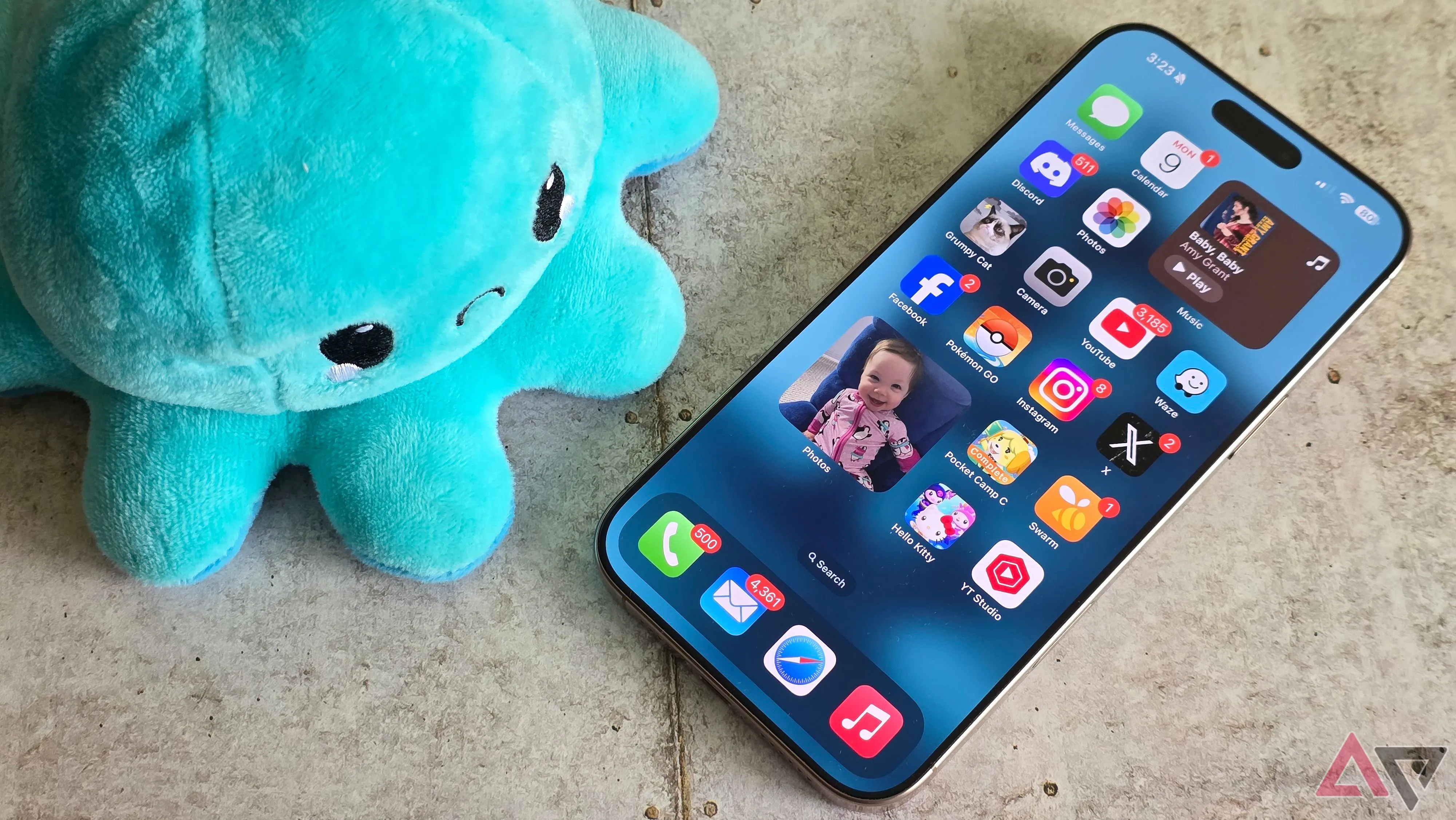 Giao diện iOS trên iPhone, đại diện cho hệ điều hành Apple