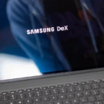 Giao diện Samsung DeX trên máy tính bảng Samsung có gắn bàn phím, cho thấy chế độ làm việc như máy tính.