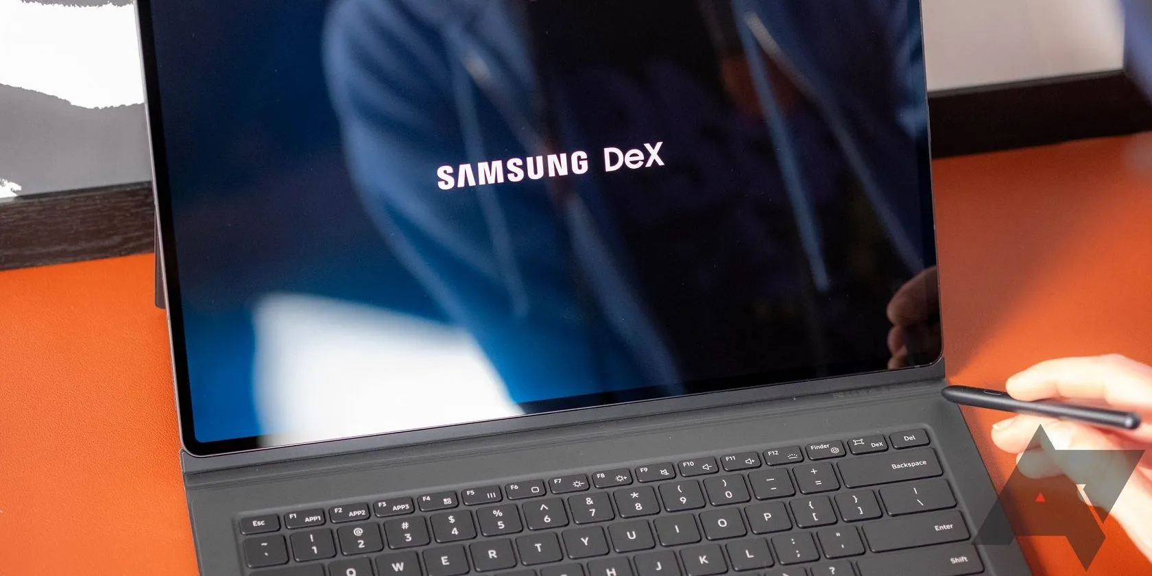 Giao diện Samsung DeX trên máy tính bảng Samsung có gắn bàn phím, cho thấy chế độ làm việc như máy tính.