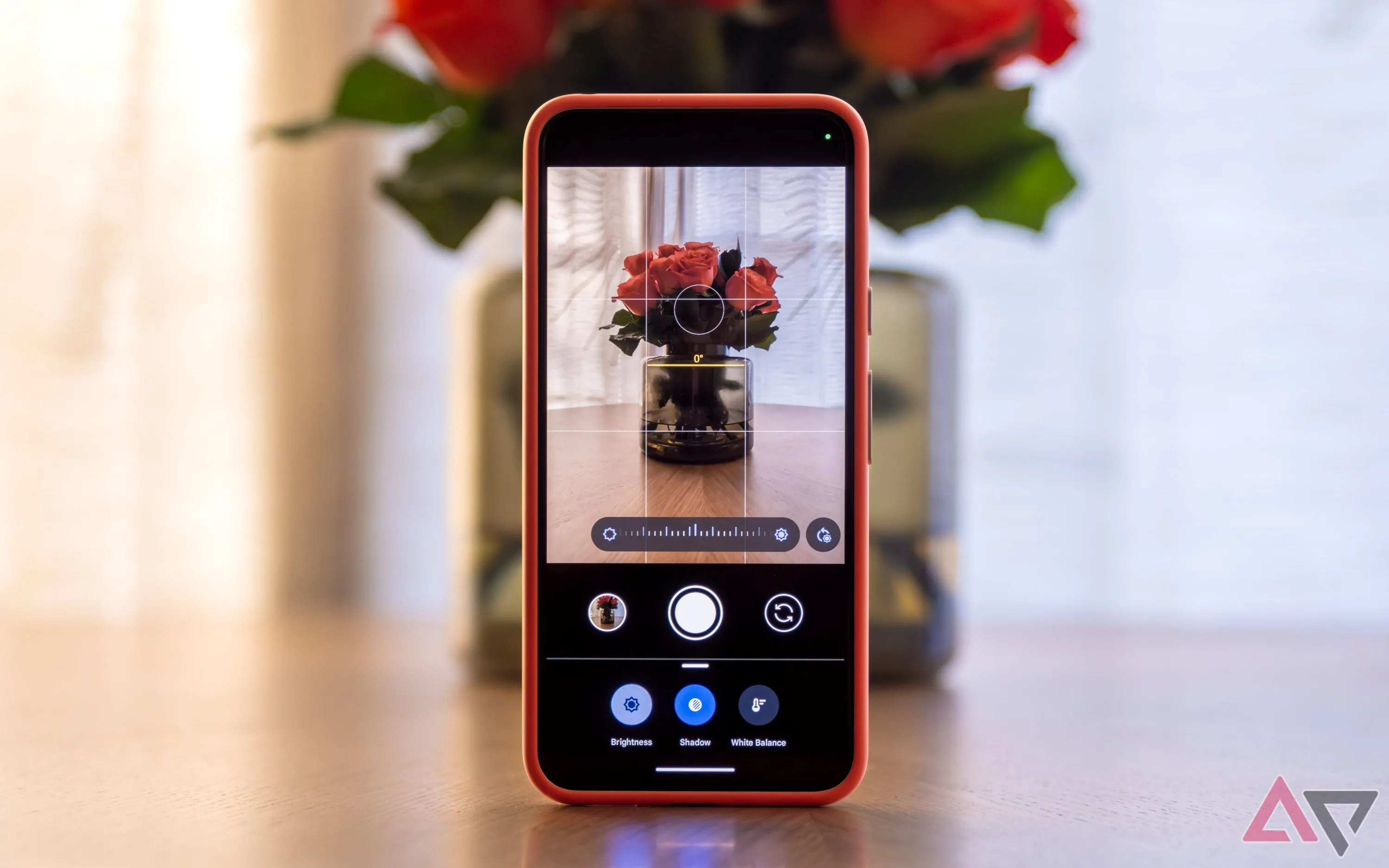 Giao diện ứng dụng camera trên điện thoại Pixel hiển thị vạch căn chỉnh Framing Hints