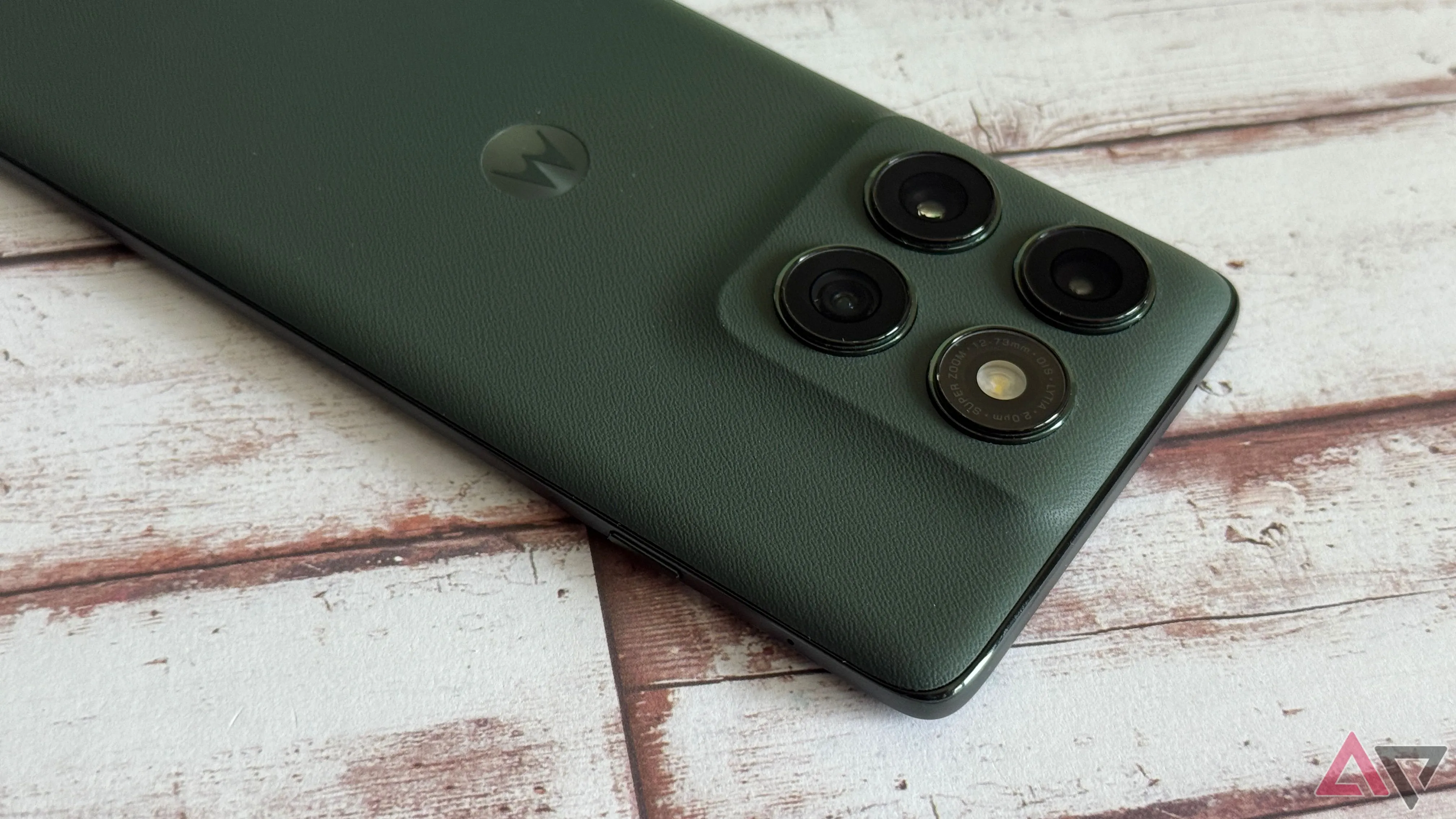 Góc nhìn cụm camera Motorola Edge 2025 từ trên xuống