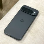 Google Pixel 9 Pro đặt trên ghế sofa, minh họa cho thế hệ Pixel trước.
