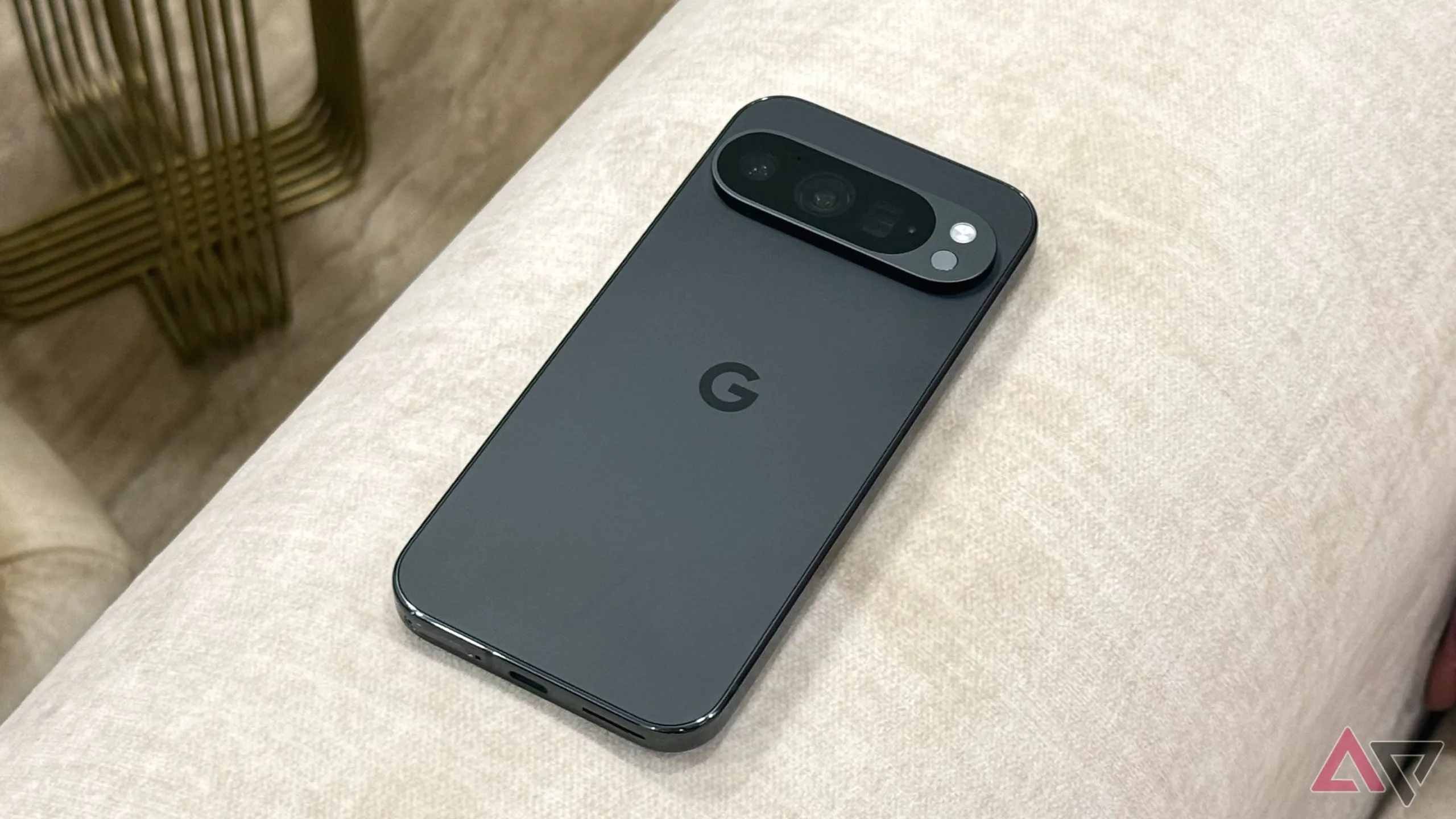 Google Pixel 9 Pro đặt trên ghế sofa, minh họa cho thế hệ Pixel trước.