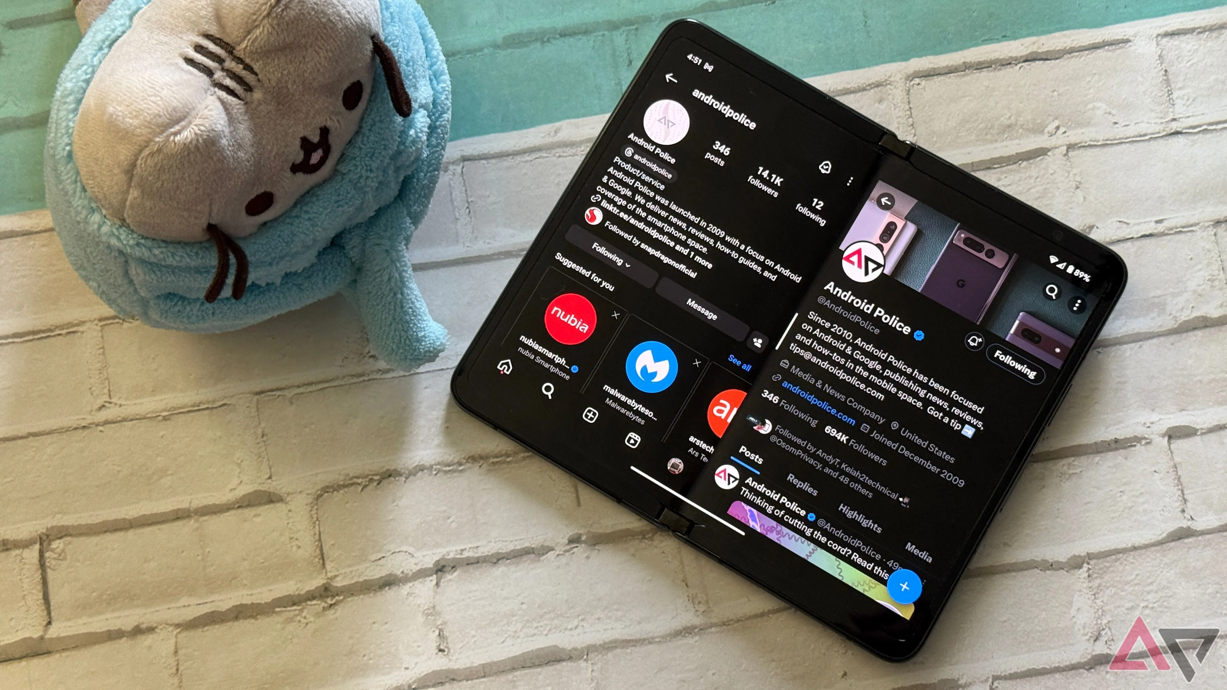 Hiển thị hai ứng dụng chạy cùng lúc trên màn hình gập của Google Pixel Fold, minh họa tính năng đa nhiệm.