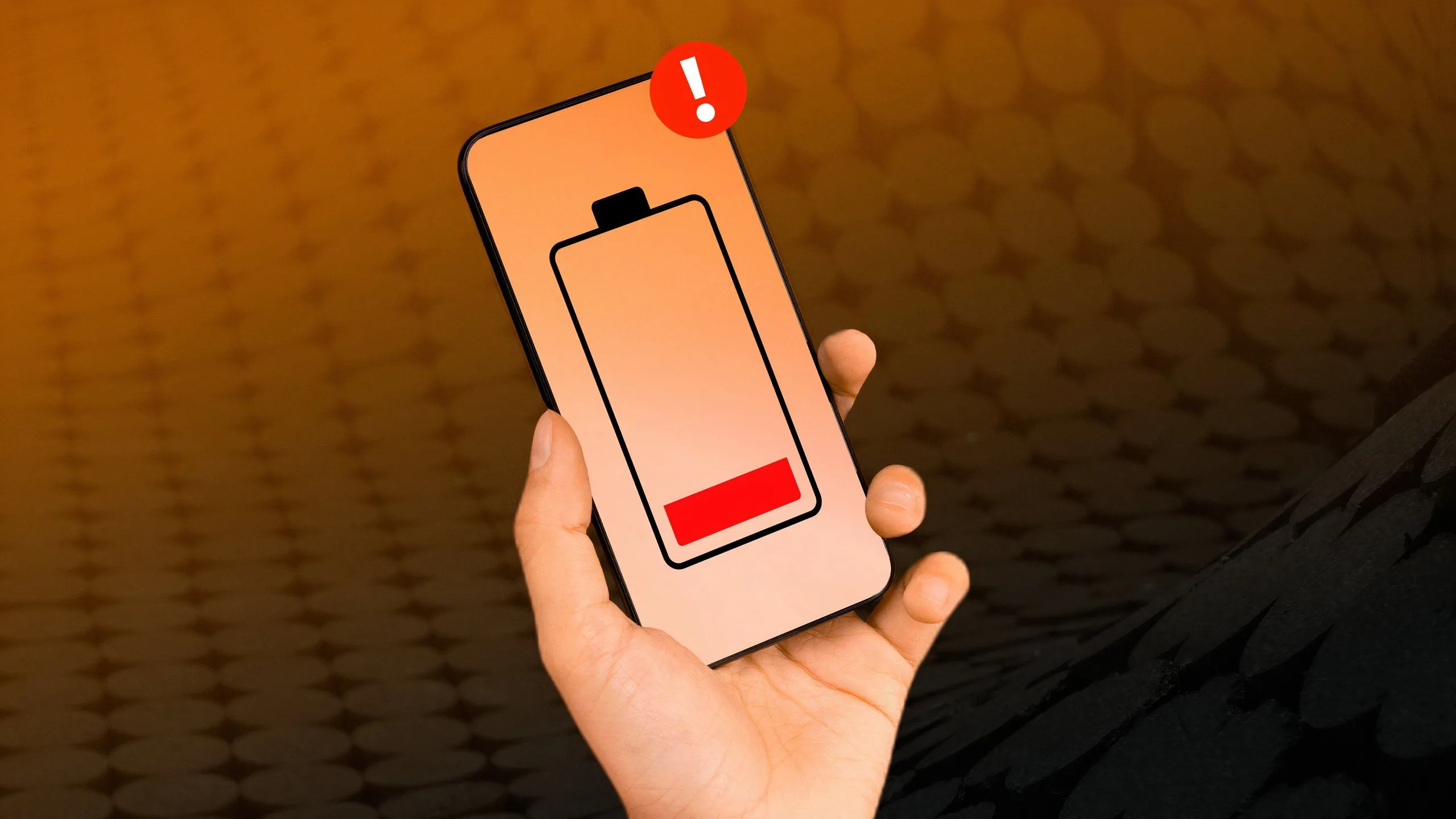 Hình ảnh một tay cầm smartphone với biểu tượng pin, liên quan đến tuổi thọ và sức khỏe pin