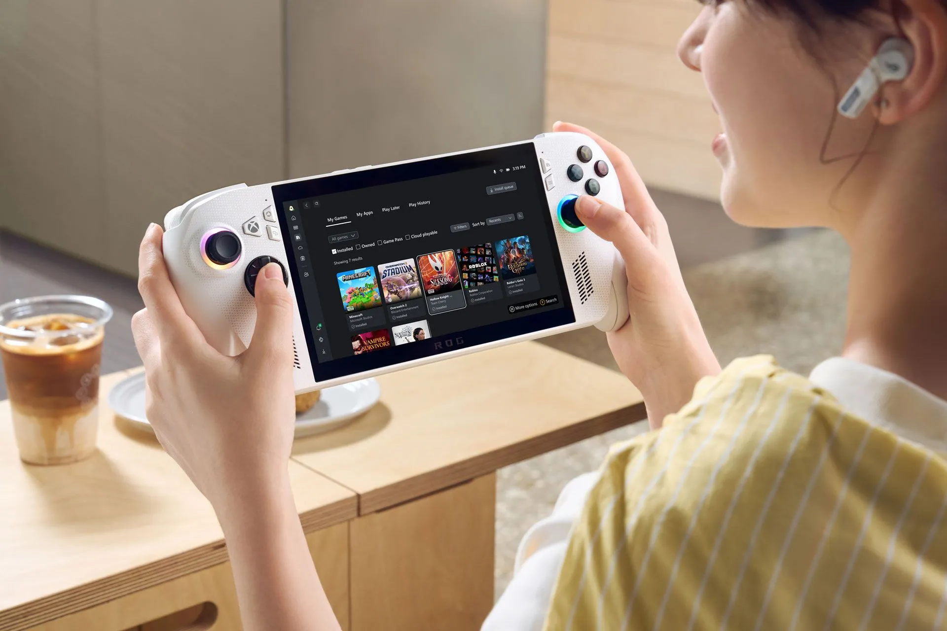 Hình ảnh quảng cáo cho thấy một người đang sử dụng Xbox ROG Ally X.