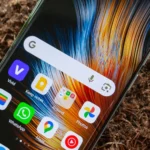 Màn hình chính điện thoại Android làm nổi bật tiện ích tìm kiếm Google.