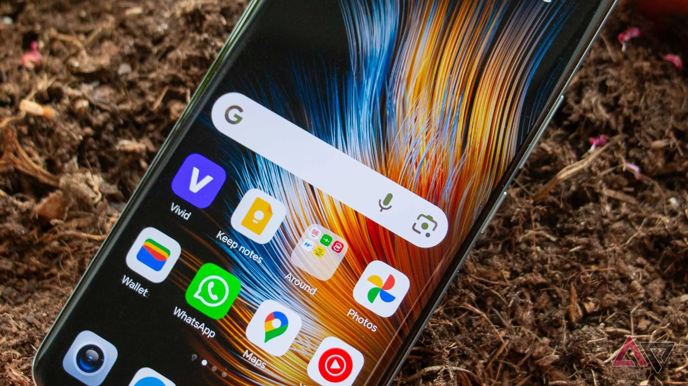 Màn hình chính điện thoại Android làm nổi bật tiện ích tìm kiếm Google.