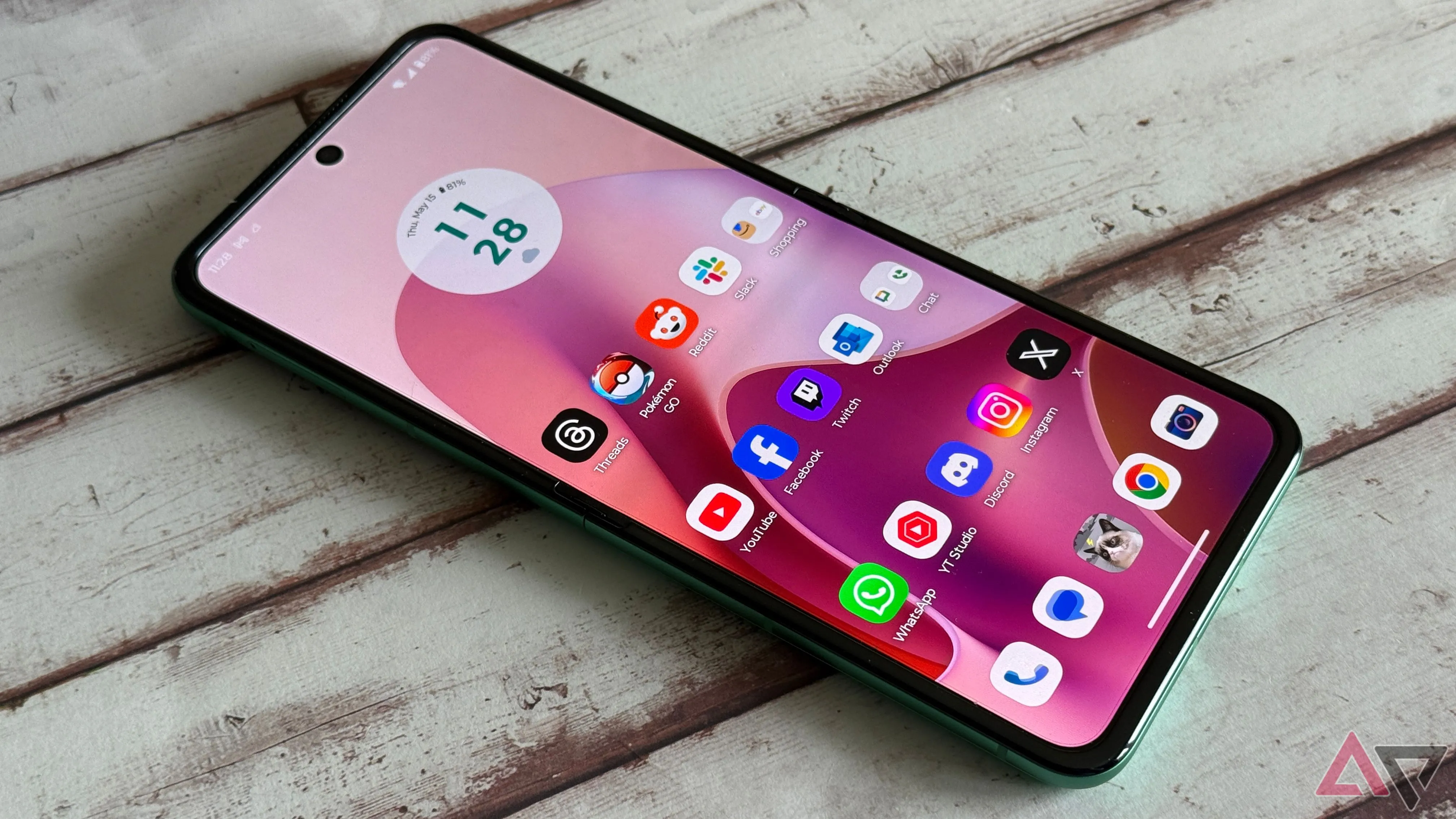 Màn hình chính trên màn hình gập bên trong của Motorola Razr 2025
