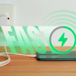 Màn hình điện thoại hiển thị biểu tượng sạc nhanh