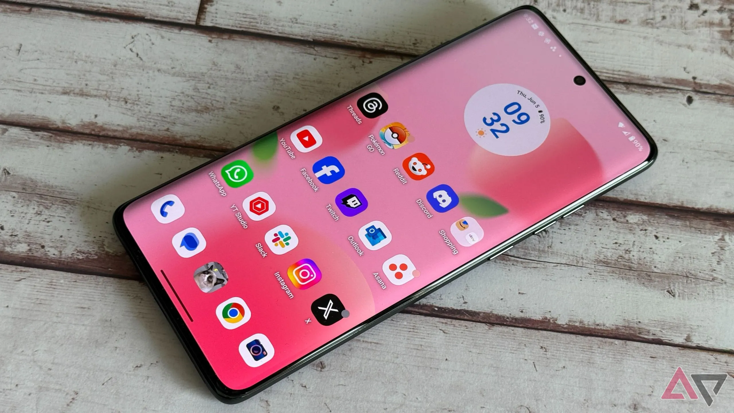 Màn hình điện thoại Moto Edge 2025 hiển thị giao diện màn hình chính