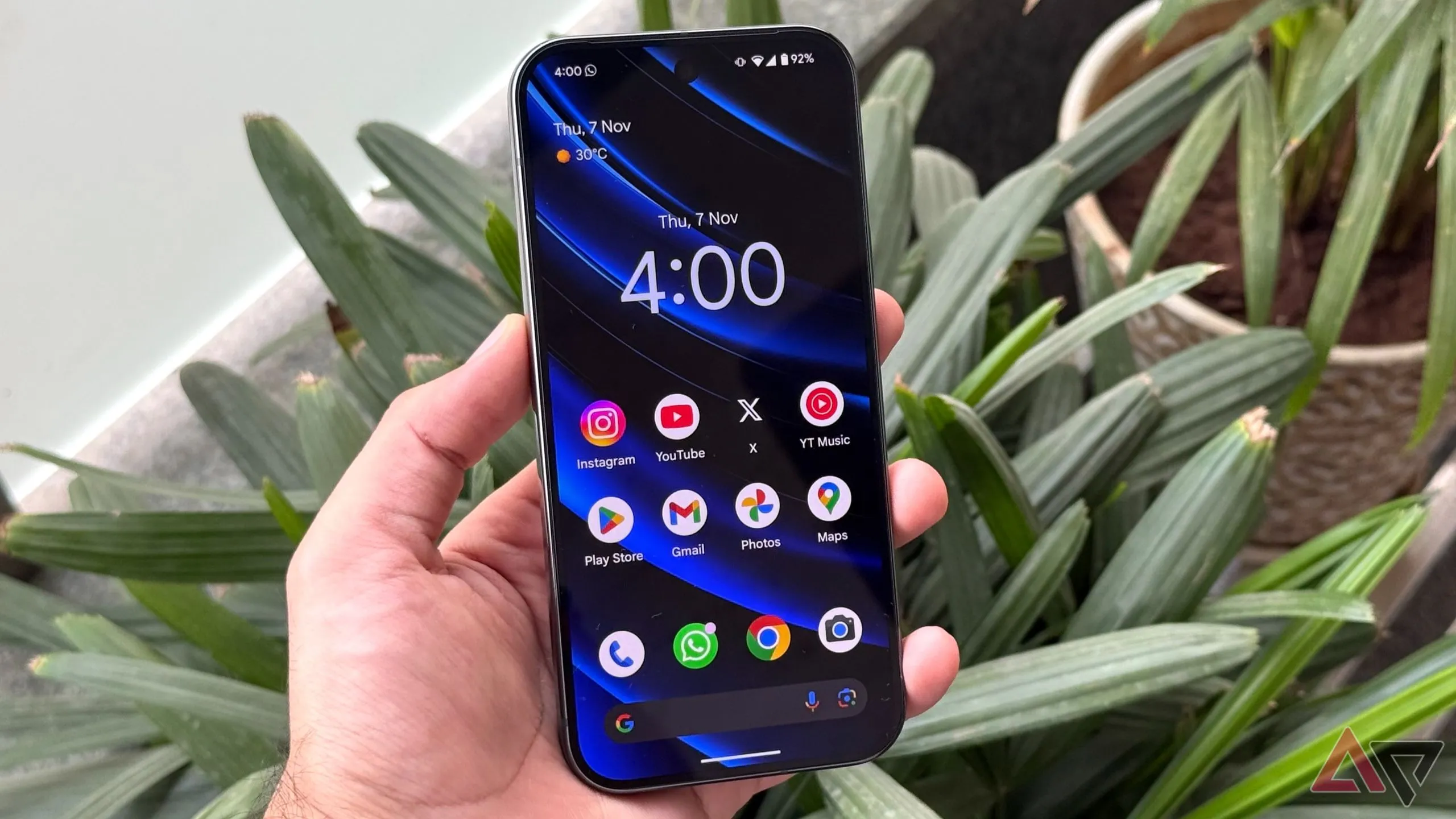 Màn hình điện thoại Pixel hiển thị giao diện chính, nơi các widget có thể được đặt