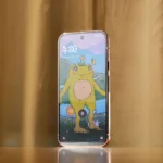 Màn hình khóa trên điện thoại Google Pixel hiển thị hình nền