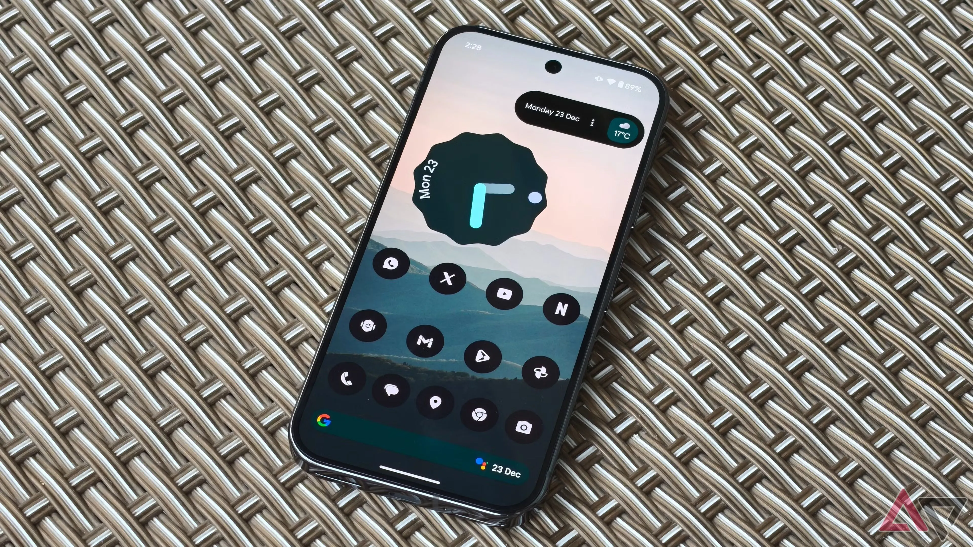 Màn hình một chiếc điện thoại Pixel 9 Pro hiển thị giao diện người dùng, minh họa thiết bị nhận bản cập nhật.
