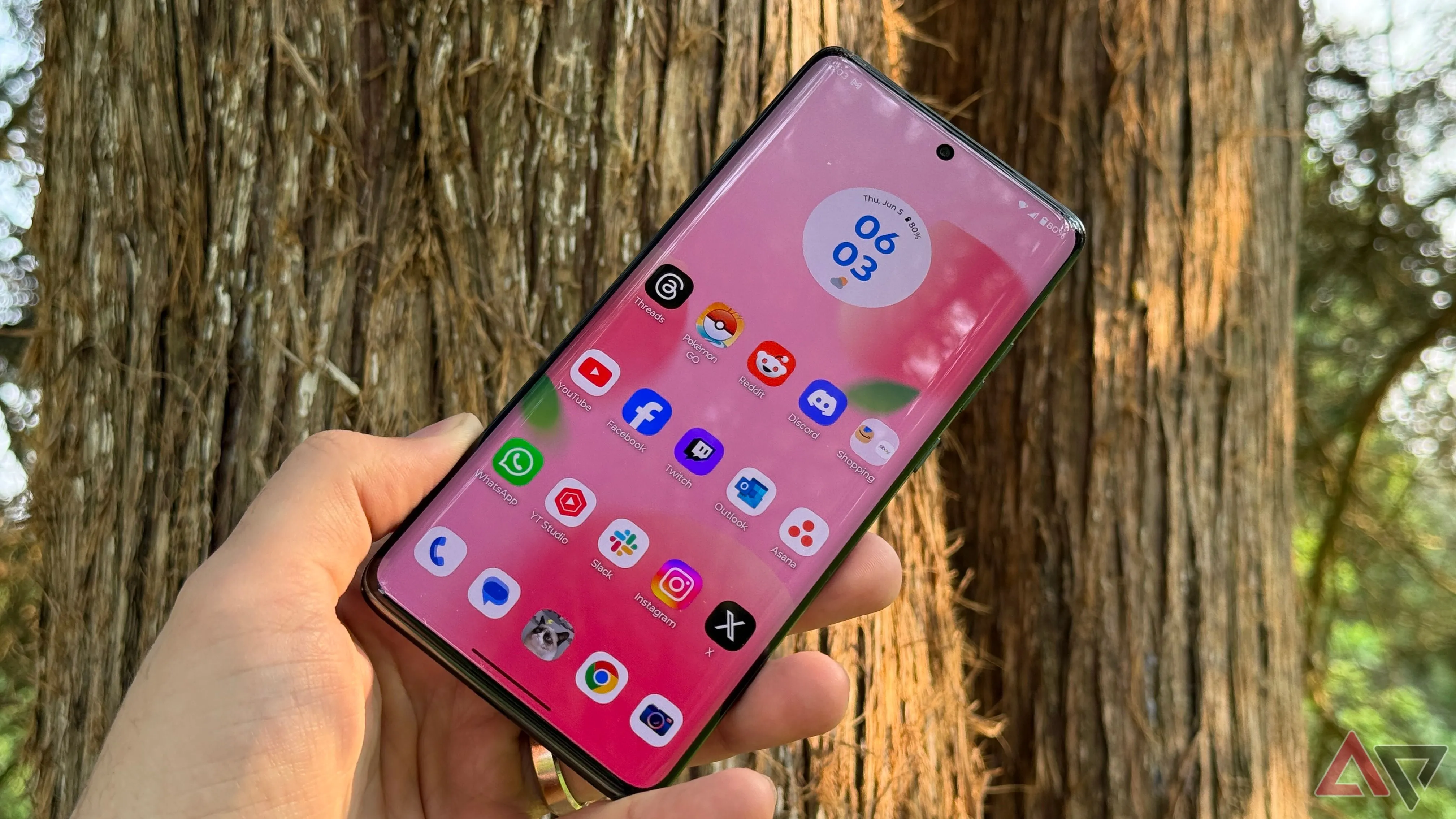 Màn hình Motorola Edge 2025 hiển thị sắc nét khi sử dụng ngoài trời