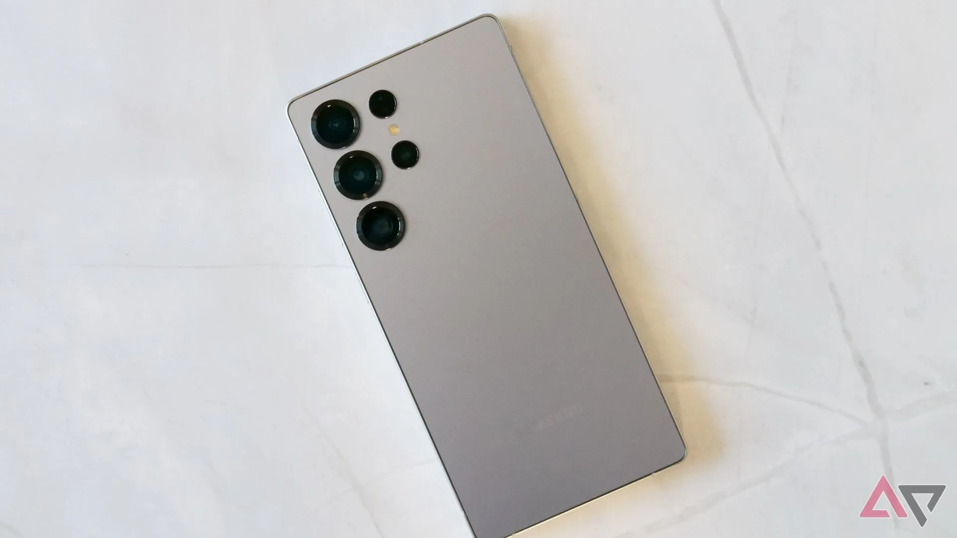 Mặt lưng điện thoại Samsung Galaxy S25 Ultra cho thấy cụm camera