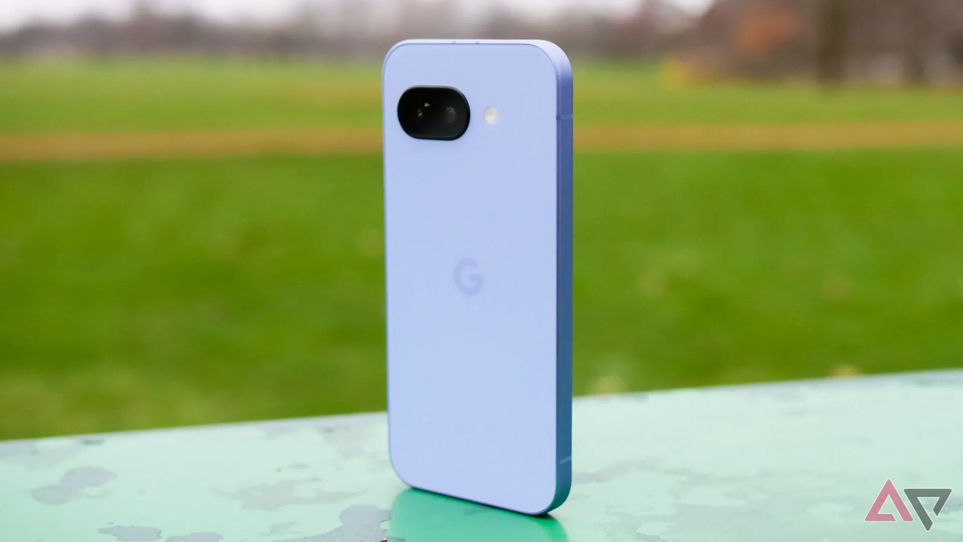 Mặt lưng Google Pixel 9a màu Tím nhạt trong bối cảnh công viên