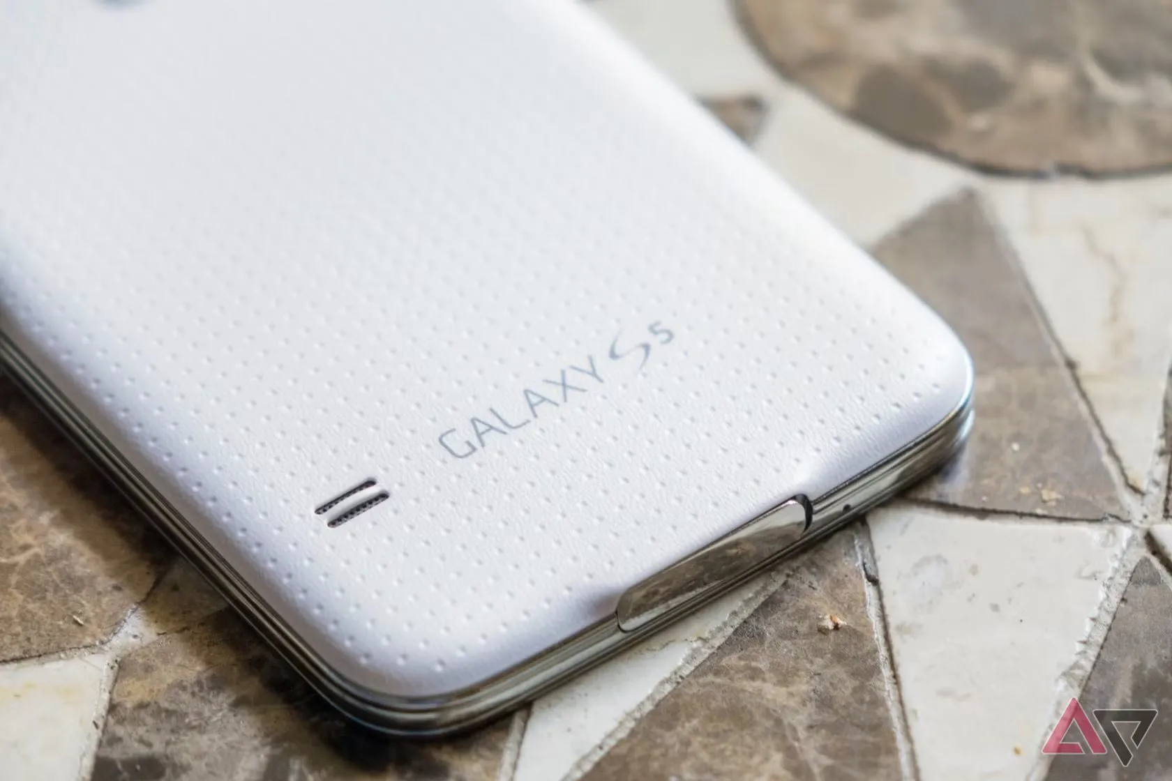 Mặt sau của điện thoại Samsung Galaxy S5 với lớp vỏ nhựa