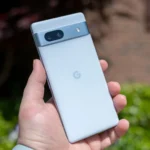 Một người dùng đang cầm điện thoại Google Pixel, minh họa các vấn đề về pin trên dòng Pixel